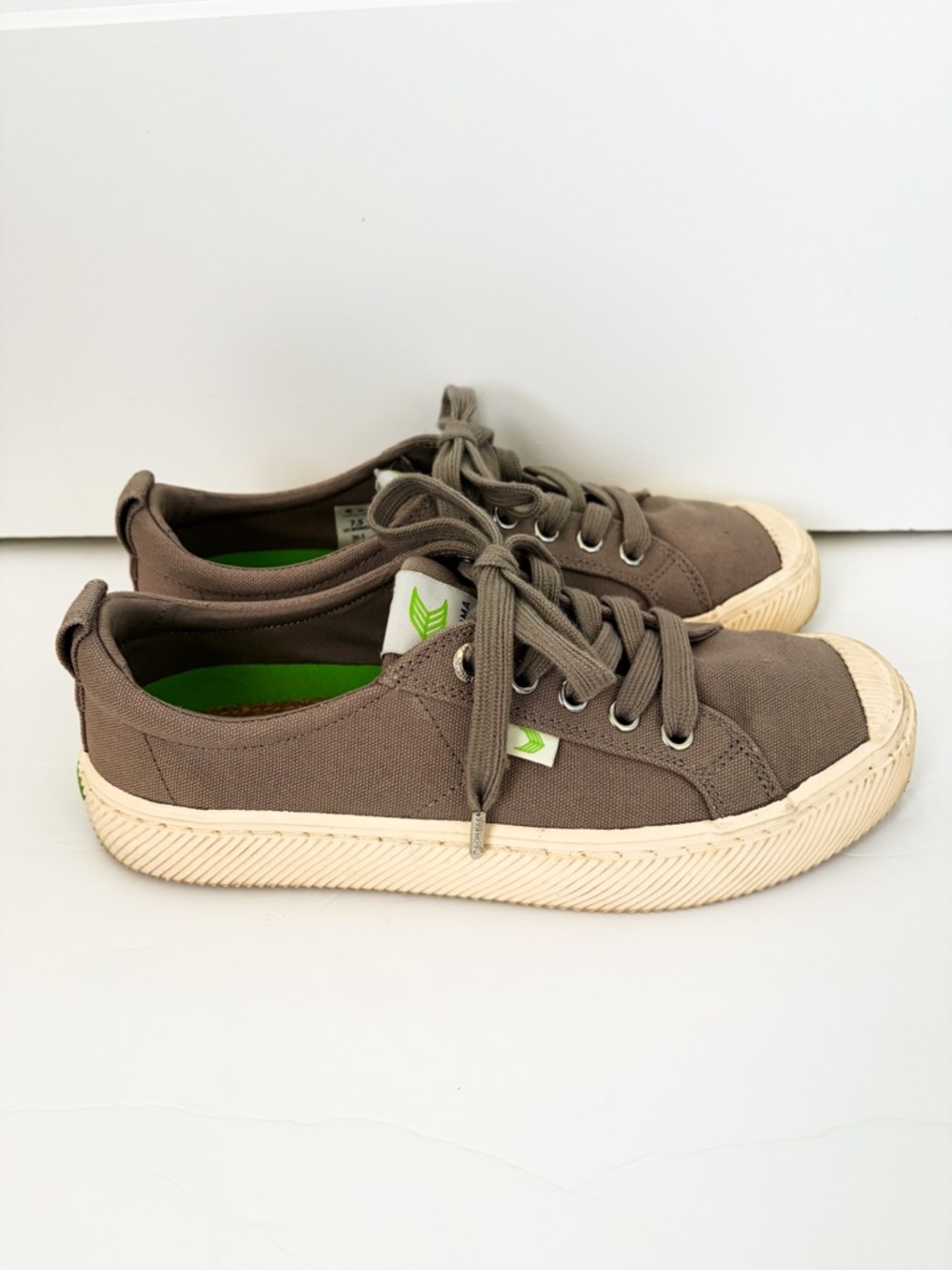 Cariuma OCA Low Cap Tie Sneaker Grey Cream Size 7.5